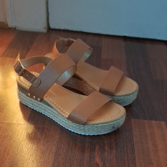 Kids Platformed Brown Sandals - Picture 1 of 11